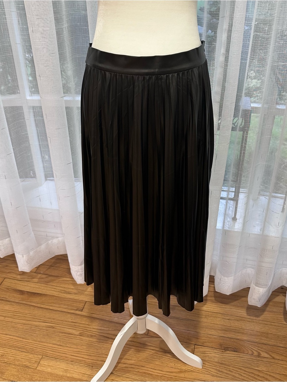 NWT Zara Women’s Black Pleated Pleather Midi Skirt with Smooth Waistband Size M